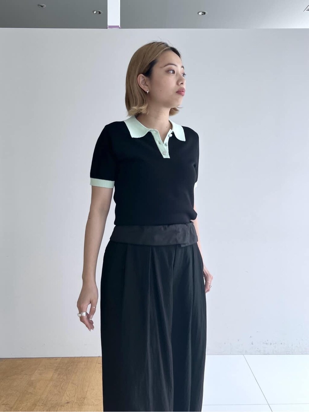 ブラック系のニット/セーター、ブラック系のその他パンツ、ブラック系のサンダルを着用したレディースの春コーディネートの5枚目の写真