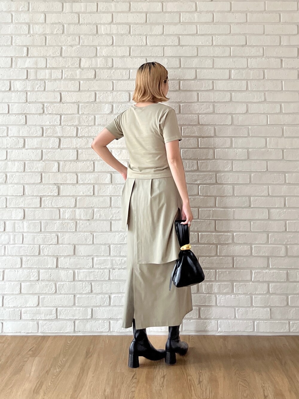 グリーン系のTシャツ/カットソー、グリーン系のスカートを着用したレディースの夏コーディネートの3枚目の写真