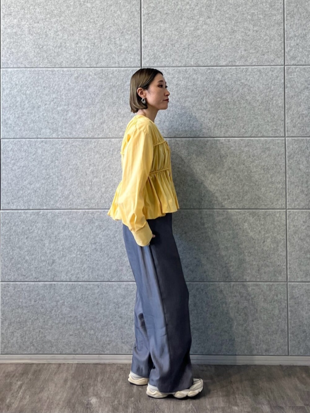 グレー系のその他パンツ、イエロー系のシャツ/ブラウスを着用したレディースの冬コーディネートの3枚目の写真