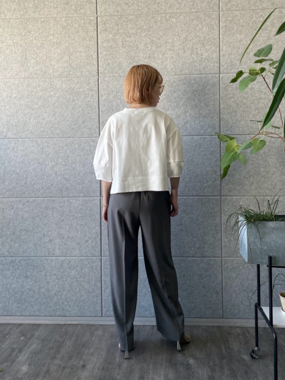 グレー系のその他パンツ、ホワイト系のTシャツ/カットソーを着用したレディースの春コーディネートの4枚目の写真