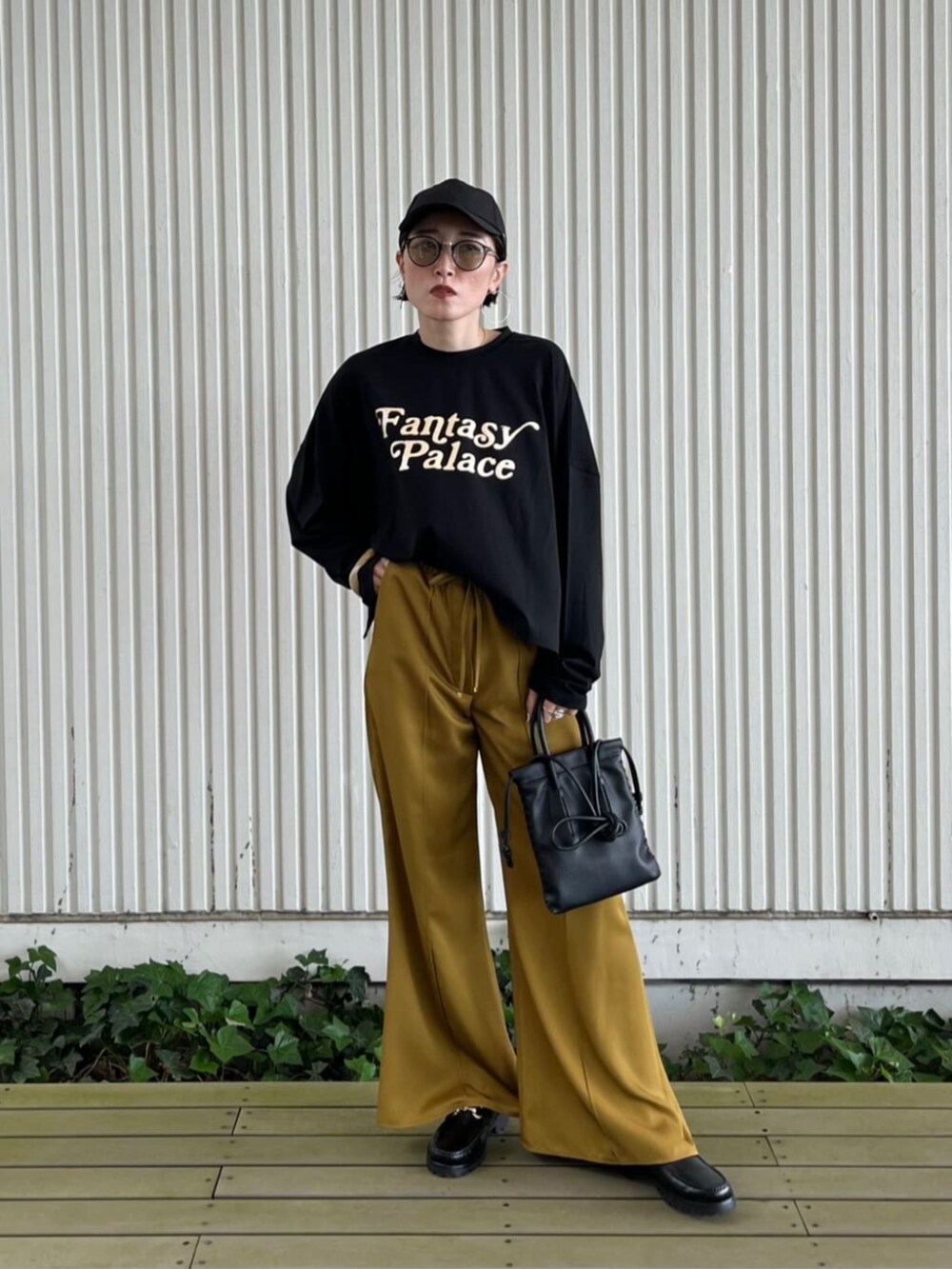 ブラック系のTシャツ/カットソー、グリーン系のその他パンツを着用したレディースの秋コーディネートの3枚目の写真