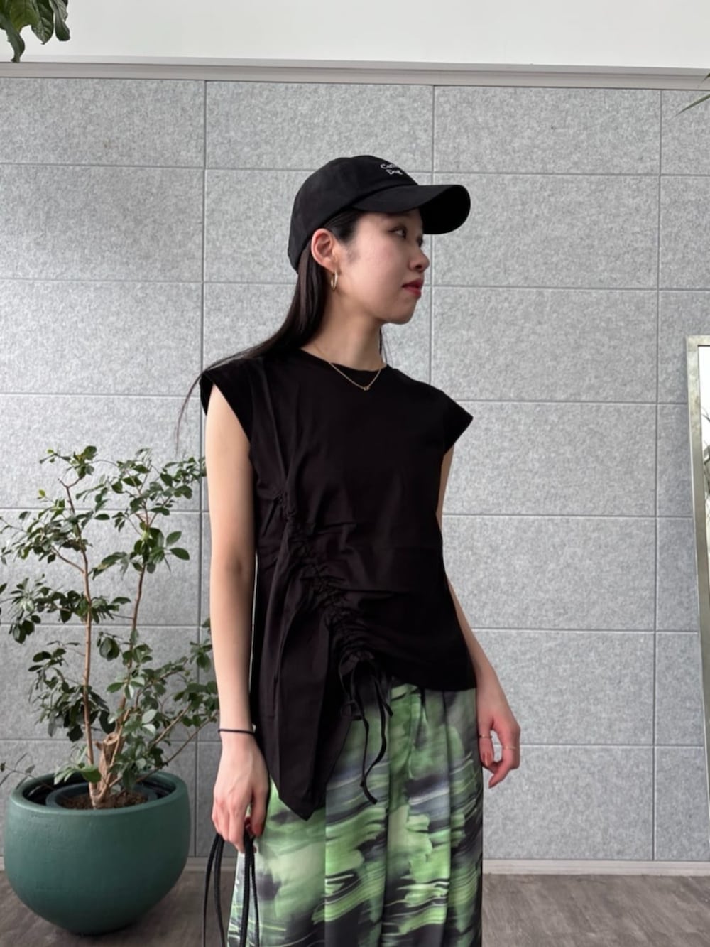 ブラック系のTシャツ/カットソー、グリーン系のその他パンツを着用したレディースの夏コーディネートの5枚目の写真