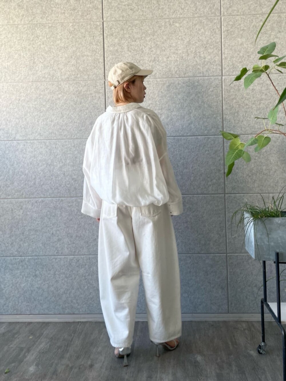 ホワイト系のデニムパンツ、ホワイト系のシャツ/ブラウス、グレー系のTシャツ/カットソーを着用したレディースの春コーディネートの4枚目の写真