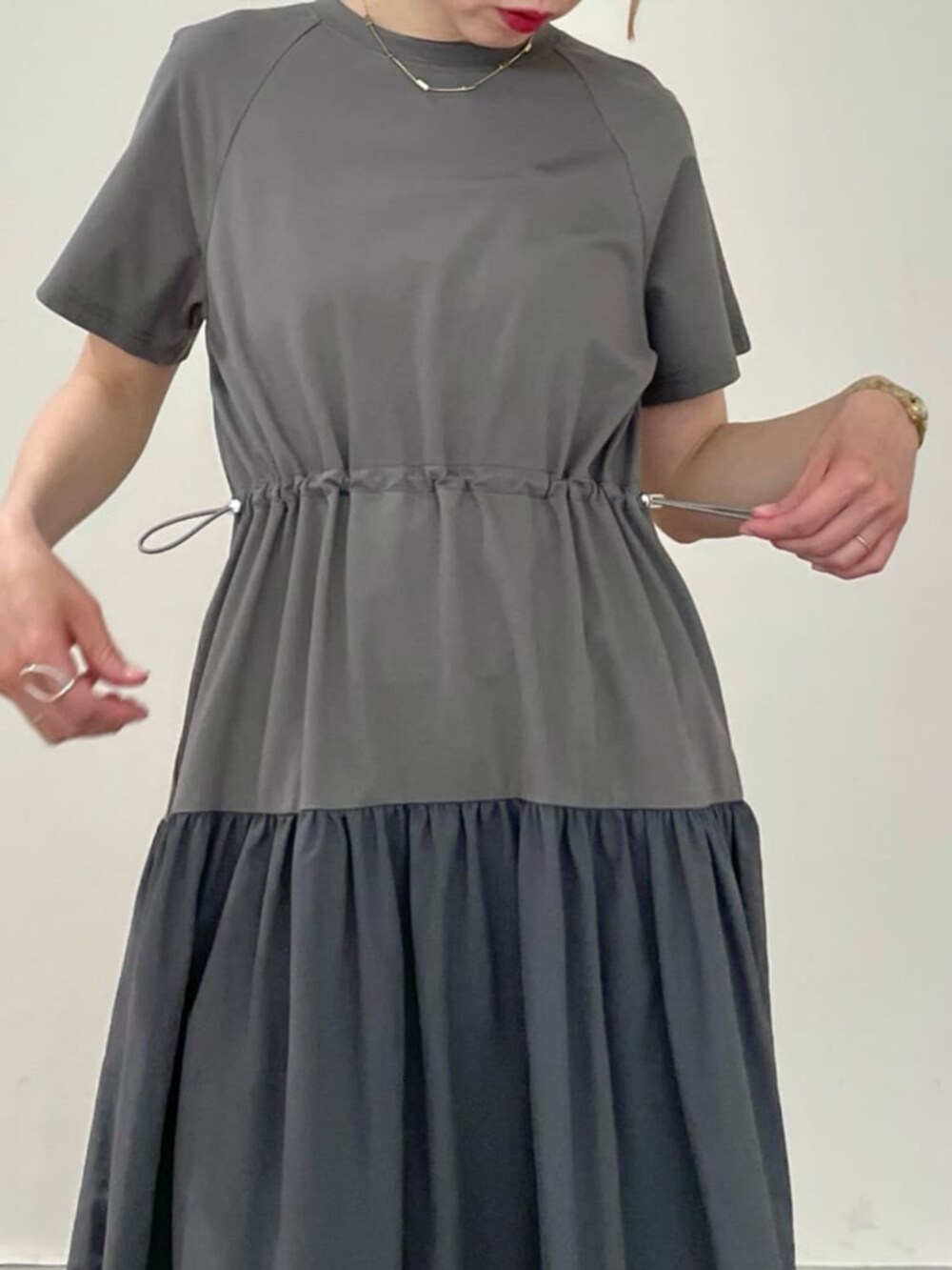 グレー系のワンピースを着用したレディースの春コーディネートの4枚目の写真