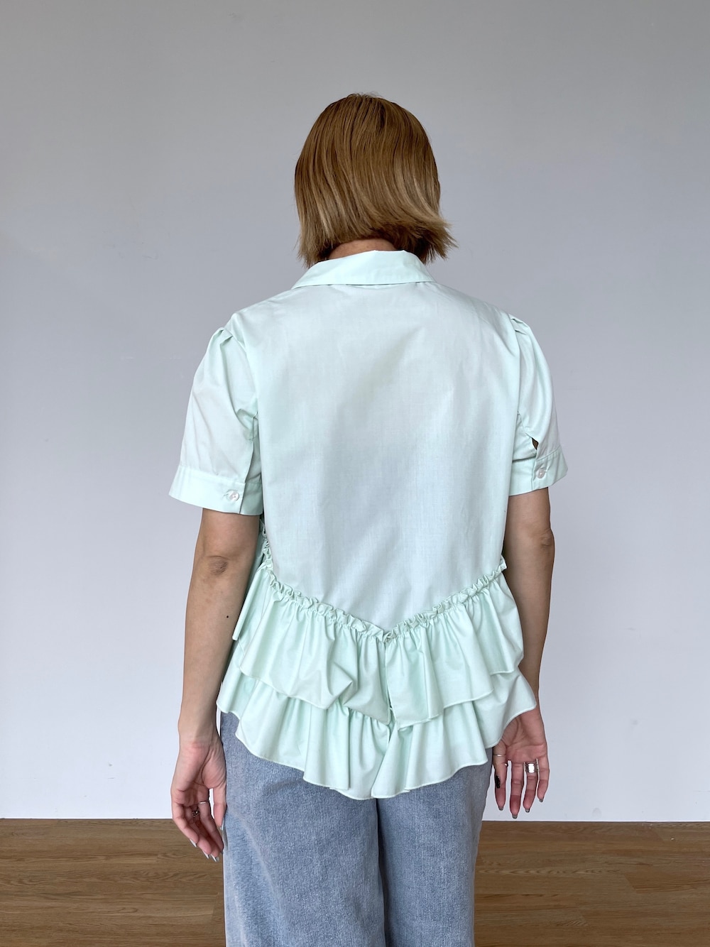 グリーン系のサンダル、ブルー系のデニムパンツ、グリーン系のシャツ/ブラウスを着用したレディースの春コーディネートの7枚目の写真