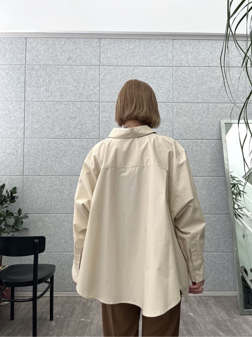 ベージュ系のシャツ/ブラウス、ブラウン系のタンクトップ、ブラウン系のその他パンツを着用したレディースの春コーディネートの7枚目の写真