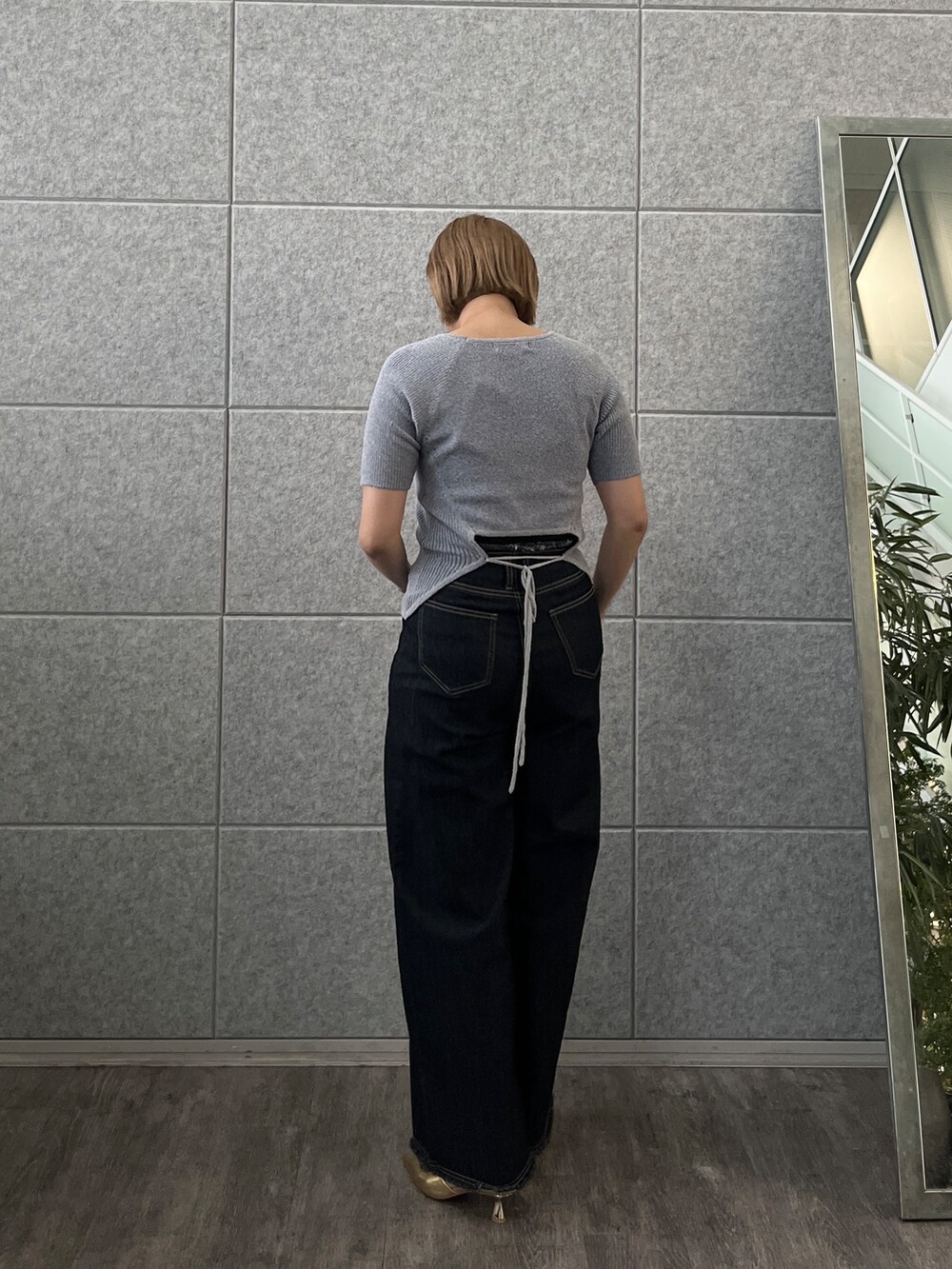 ブルー系のデニムパンツ、ブルー系のニット/セーターを着用したレディースの春コーディネートの4枚目の写真