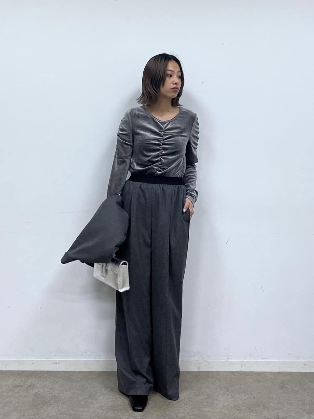 グレー系のテーラードジャケット、グレー系のTシャツ/カットソー、グレー系のその他パンツを着用したレディースの秋コーディネートの10枚目の写真