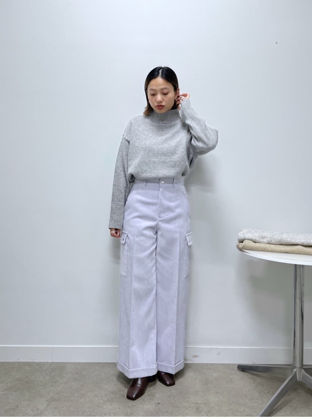 グレー系のニット/セーター、パープル系のその他パンツを着用したレディースの冬コーディネートの5枚目の写真