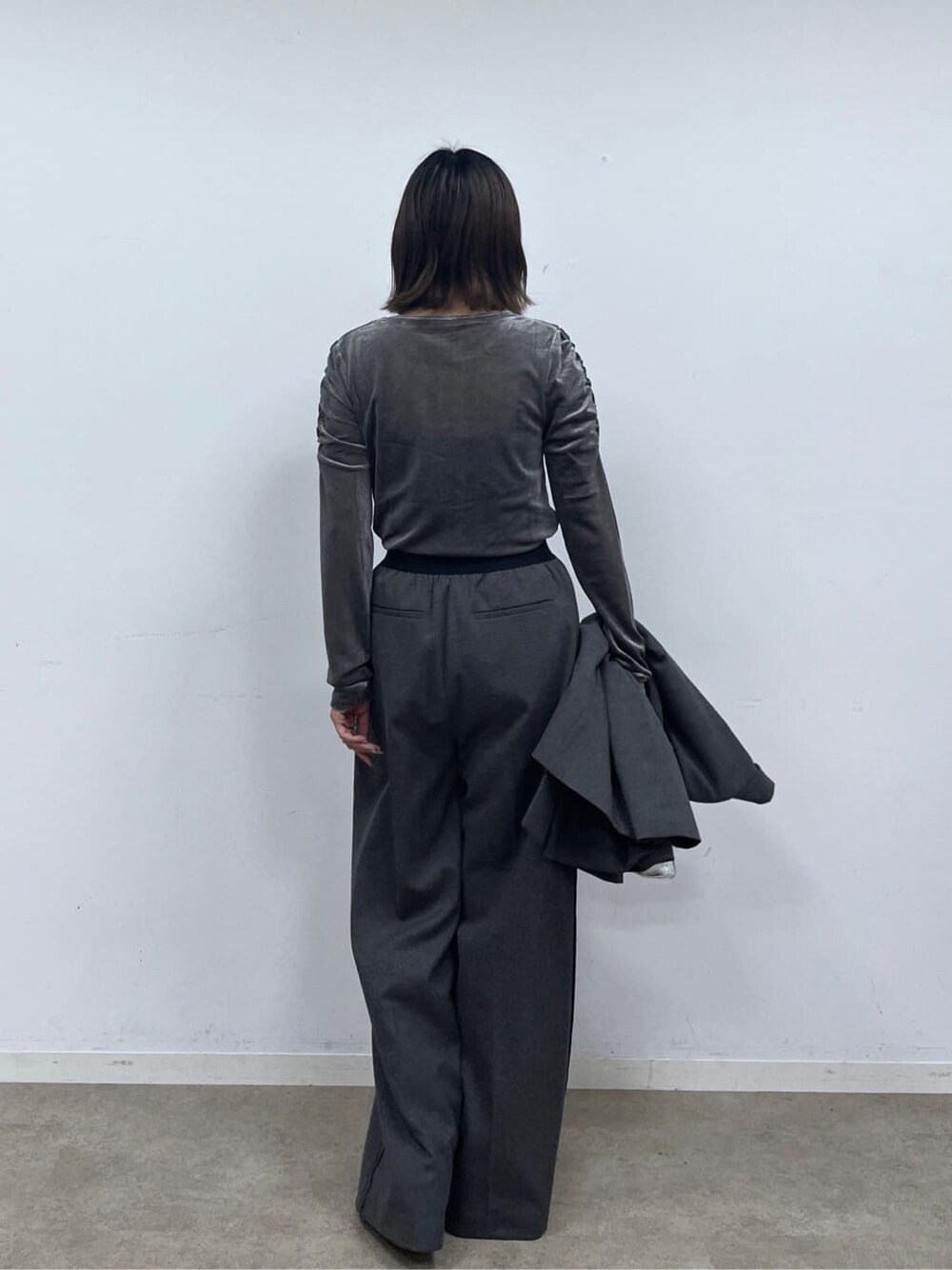 グレー系のテーラードジャケット、グレー系のTシャツ/カットソー、グレー系のその他パンツを着用したレディースの秋コーディネートの4枚目の写真