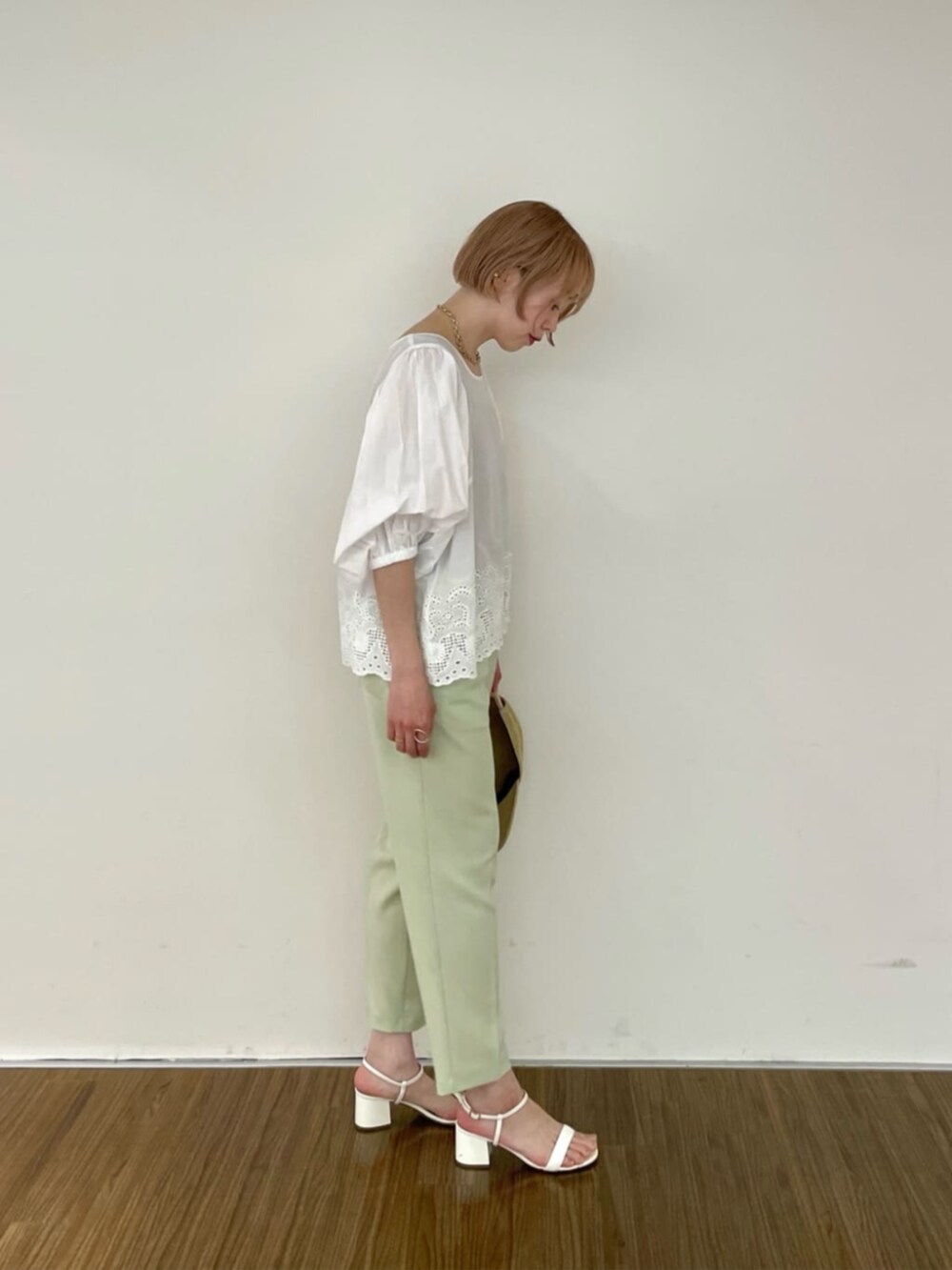ホワイト系のシャツ/ブラウス、グリーン系のその他パンツ、ベージュ系のキャップを着用したレディースの春コーディネートの3枚目の写真
