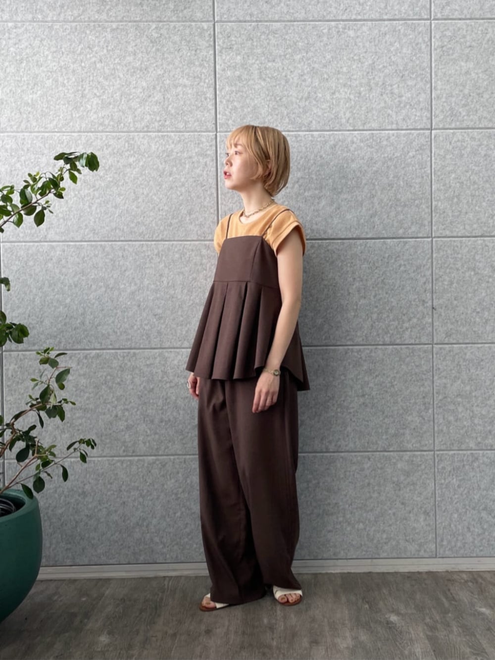 ブラウン系のその他パンツ、ブラウン系のTシャツ/カットソー、ブラウン系のタンクトップを着用したレディースの夏コーディネートの2枚目の写真