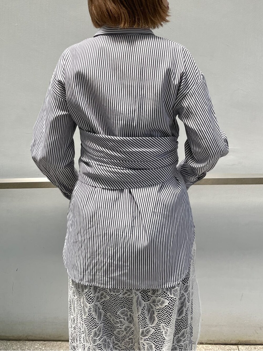 ブラック系のシャツ/ブラウス、ホワイト系のスカート、ブラック系のその他パンツを着用したレディースの春コーディネートの6枚目の写真
