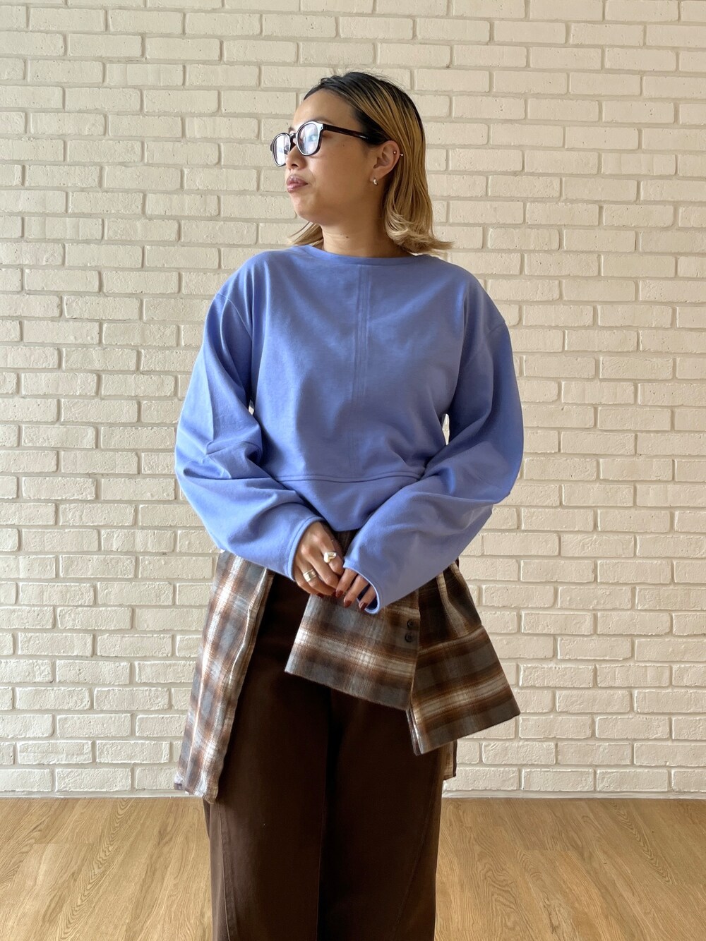 ブルー系のTシャツ/カットソー、ブラウン系のシャツ/ブラウスを着用したレディースの秋コーディネートの6枚目の写真