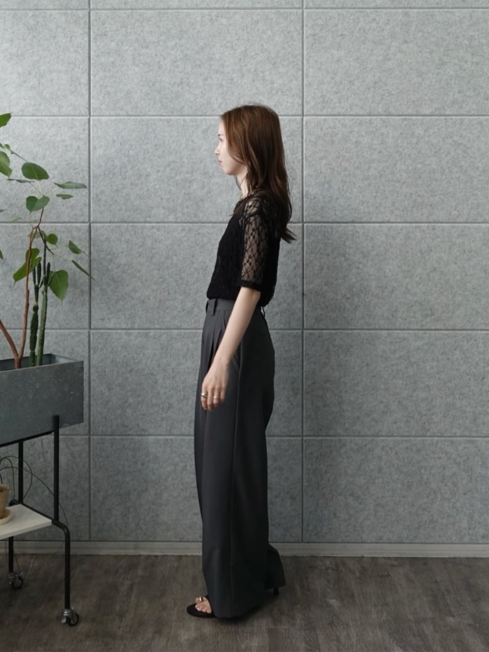 グレー系のその他パンツ、ブラック系のTシャツ/カットソーを着用したレディースの夏コーディネートの2枚目の写真