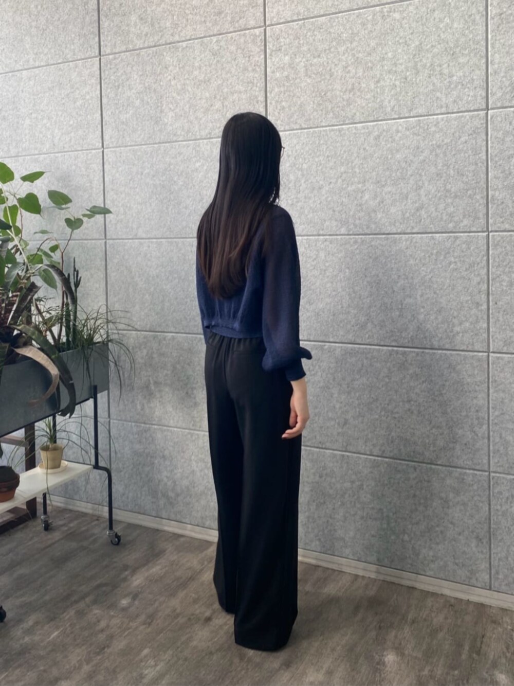 「春夏コーデ、きれいめカジュアル、休日スタイル、お出かけコーデ、きれいめコーデ、ワイドパンツ、キレイめコーデ、160cm台コーデ、160cm、春ニット、アンサンブル、アンサンブルニット、肌見せ、ワイドスラックス、キレイめカジュアル」｜「GALLESTのビスチェポロアンサンブル（アンサンブル、ブルー系）」を使った、GALLEST  OFFICIALさん（レディース・160cm）の春コーディネートの2枚目の写真