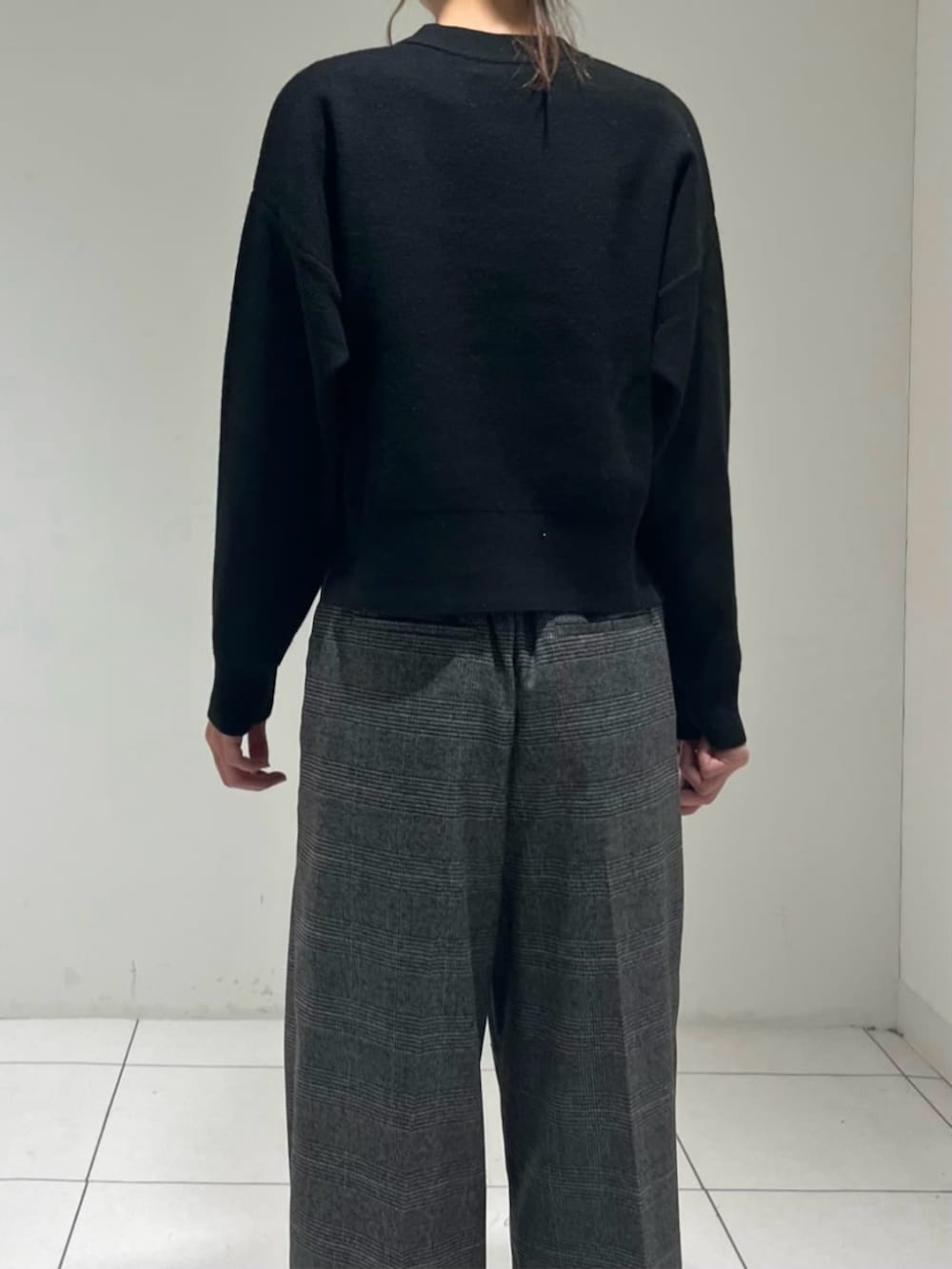 ホワイト系のその他アウター、グレー系のその他パンツ、ブラック系のニット/セーターを着用したレディースの冬コーディネートの3枚目の写真