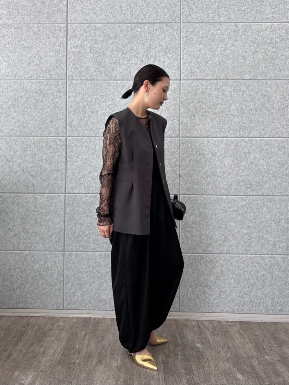 ブラック系のTシャツ/カットソー、グレー系のノーカラージャケット、ブラック系のその他パンツを着用したレディースの夏コーディネートの4枚目の写真