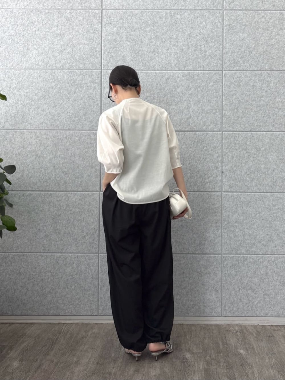 ブラック系のその他パンツ、ホワイト系のシャツ/ブラウスを着用したレディースの夏コーディネートの4枚目の写真