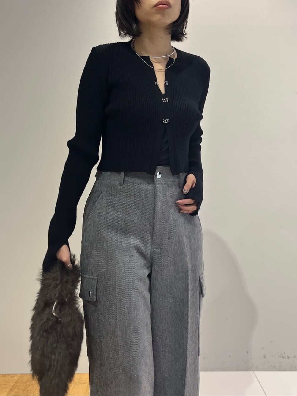 ブラック系のカーディガン/ボレロ、グレー系のその他パンツ、グレー系のハンドバッグを着用したレディースの秋コーディネートの5枚目の写真