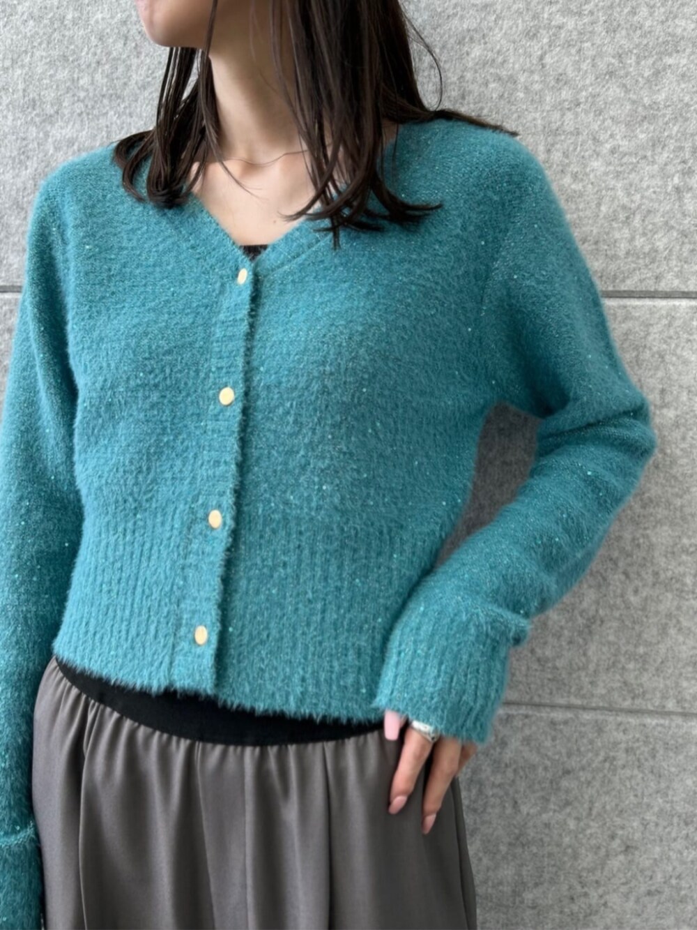 ブラック系のショルダーバッグ、グレー系のその他パンツ、ブルー系のカーディガン/ボレロを着用したレディースの秋コーディネートの4枚目の写真