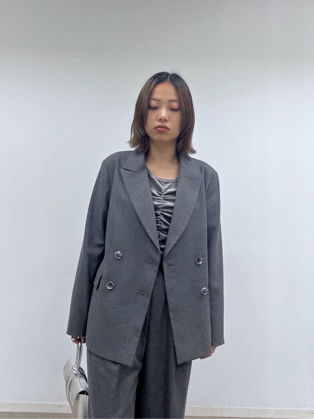 グレー系のテーラードジャケット、グレー系のTシャツ/カットソー、グレー系のその他パンツを着用したレディースの秋コーディネートの5枚目の写真