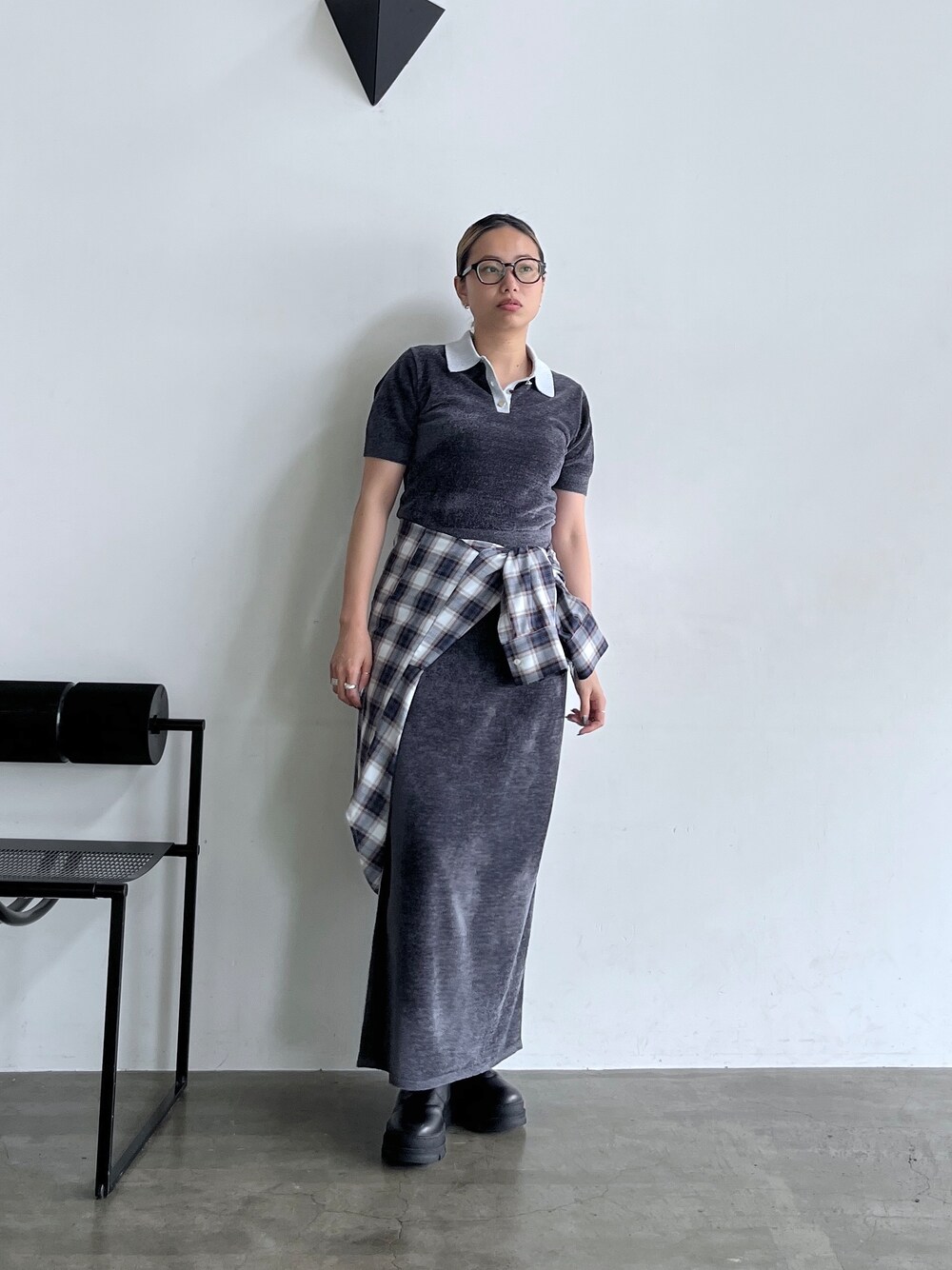グレー系のニット/セーター、グレー系のスカート、ブルー系のシャツ/ブラウスを着用したレディースの夏コーディネートの7枚目の写真