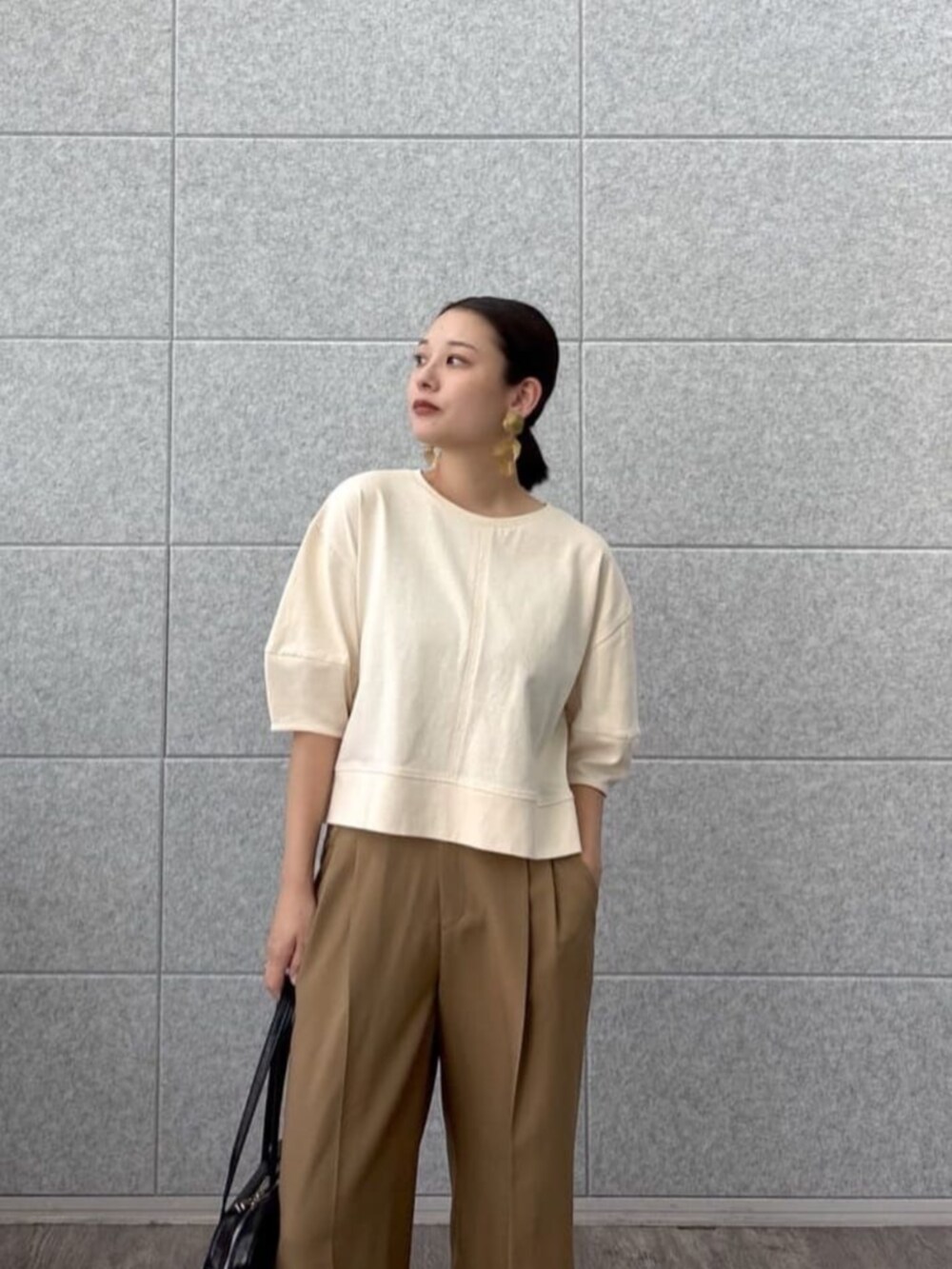 イエロー系のその他パンツ、ホワイト系のTシャツ/カットソーを着用したレディースの夏コーディネートの4枚目の写真