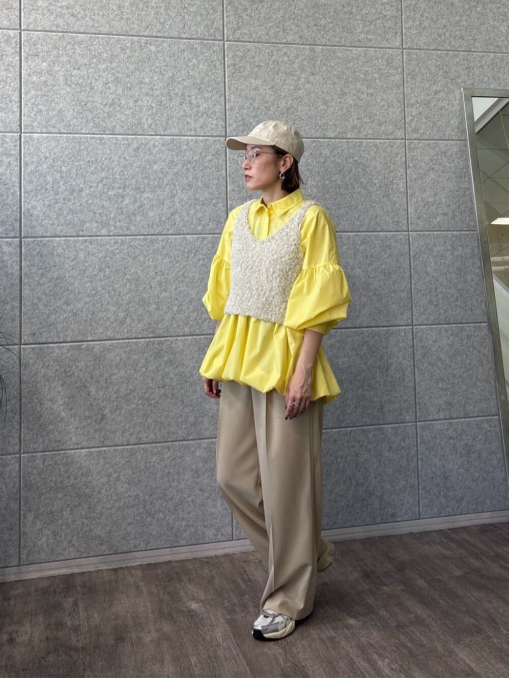 ベージュ系のその他パンツ、ホワイト系のベスト、イエロー系のシャツ/ブラウスを着用したレディースの春コーディネートの2枚目の写真