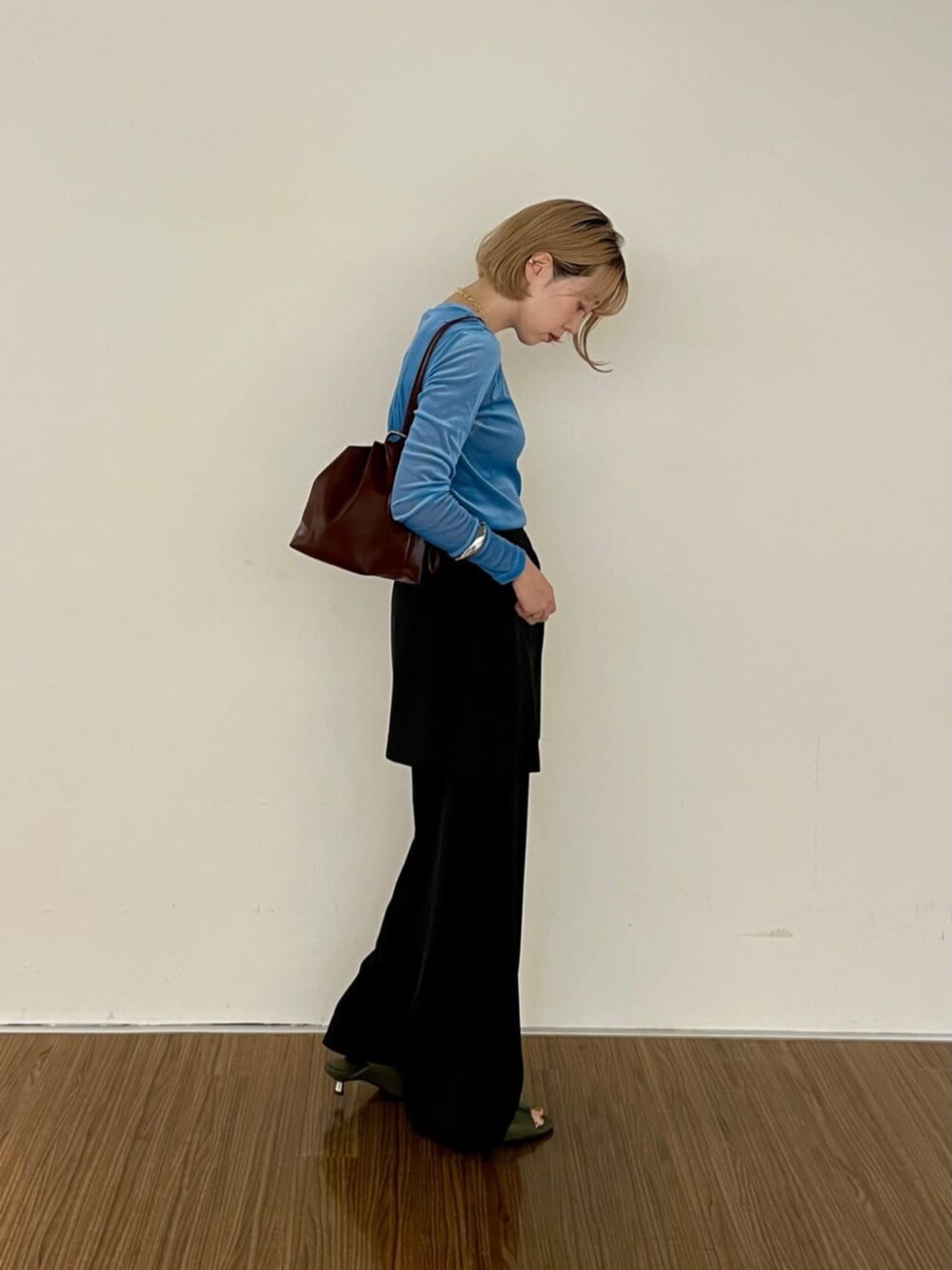 ブラック系のその他パンツ、グリーン系のサンダル、ブルー系のTシャツ/カットソーを着用したレディースの秋コーディネートの3枚目の写真