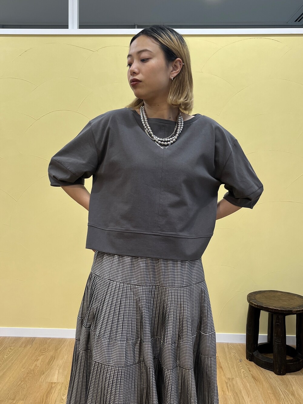 グレー系のTシャツ/カットソー、ブラック系のスカートを着用したレディースの夏コーディネートの5枚目の写真