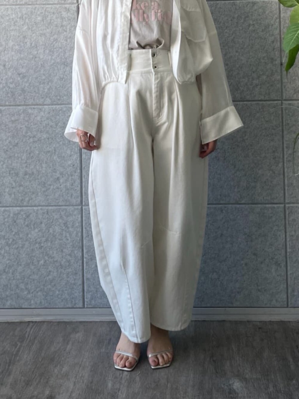 ホワイト系のデニムパンツ、ホワイト系のシャツ/ブラウス、グレー系のTシャツ/カットソーを着用したレディースの春コーディネートの6枚目の写真