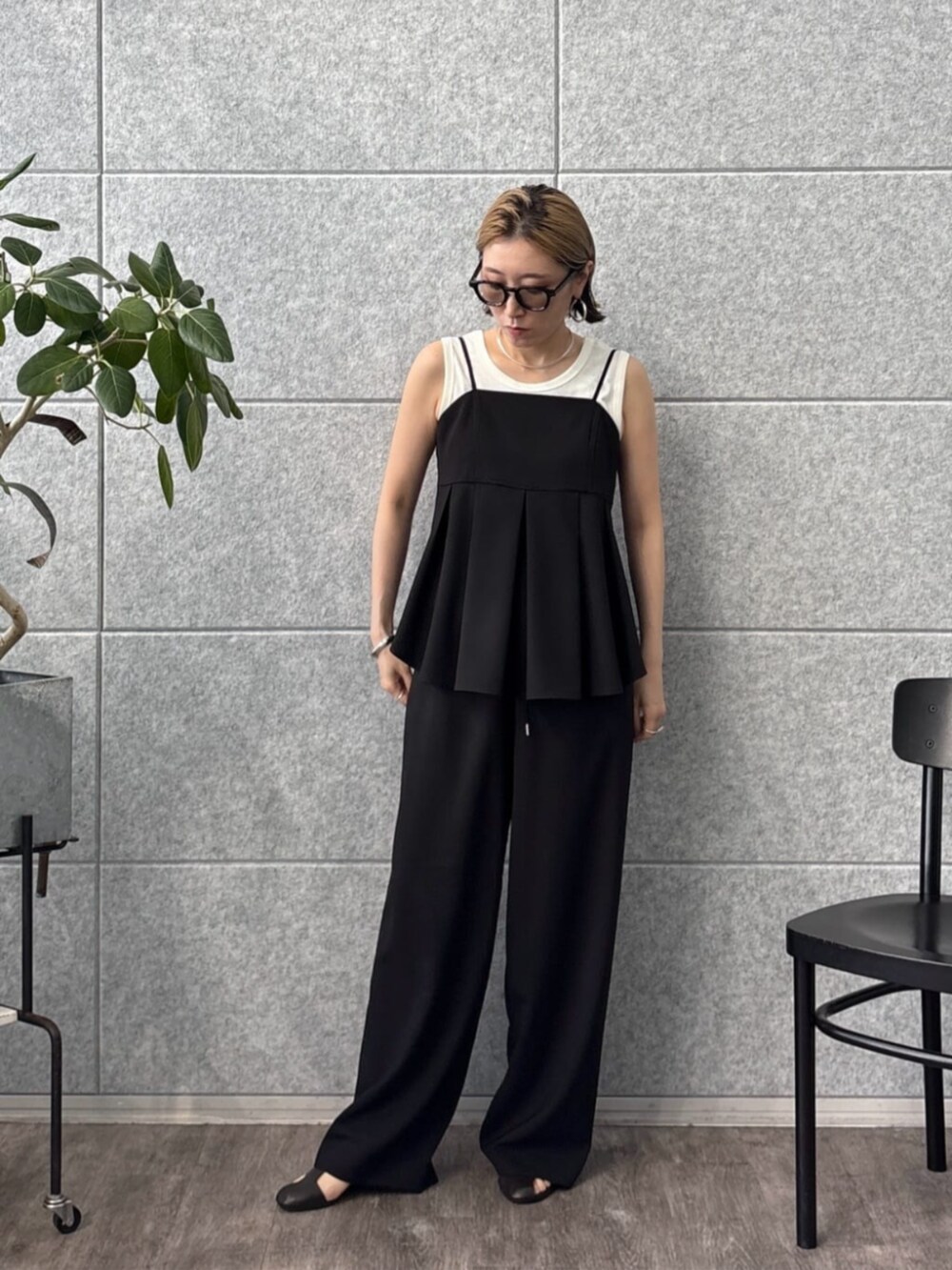 ホワイト系のタンクトップ、ブラック系のタンクトップ、ブラック系のその他パンツを着用したレディースの夏コーディネートの2枚目の写真