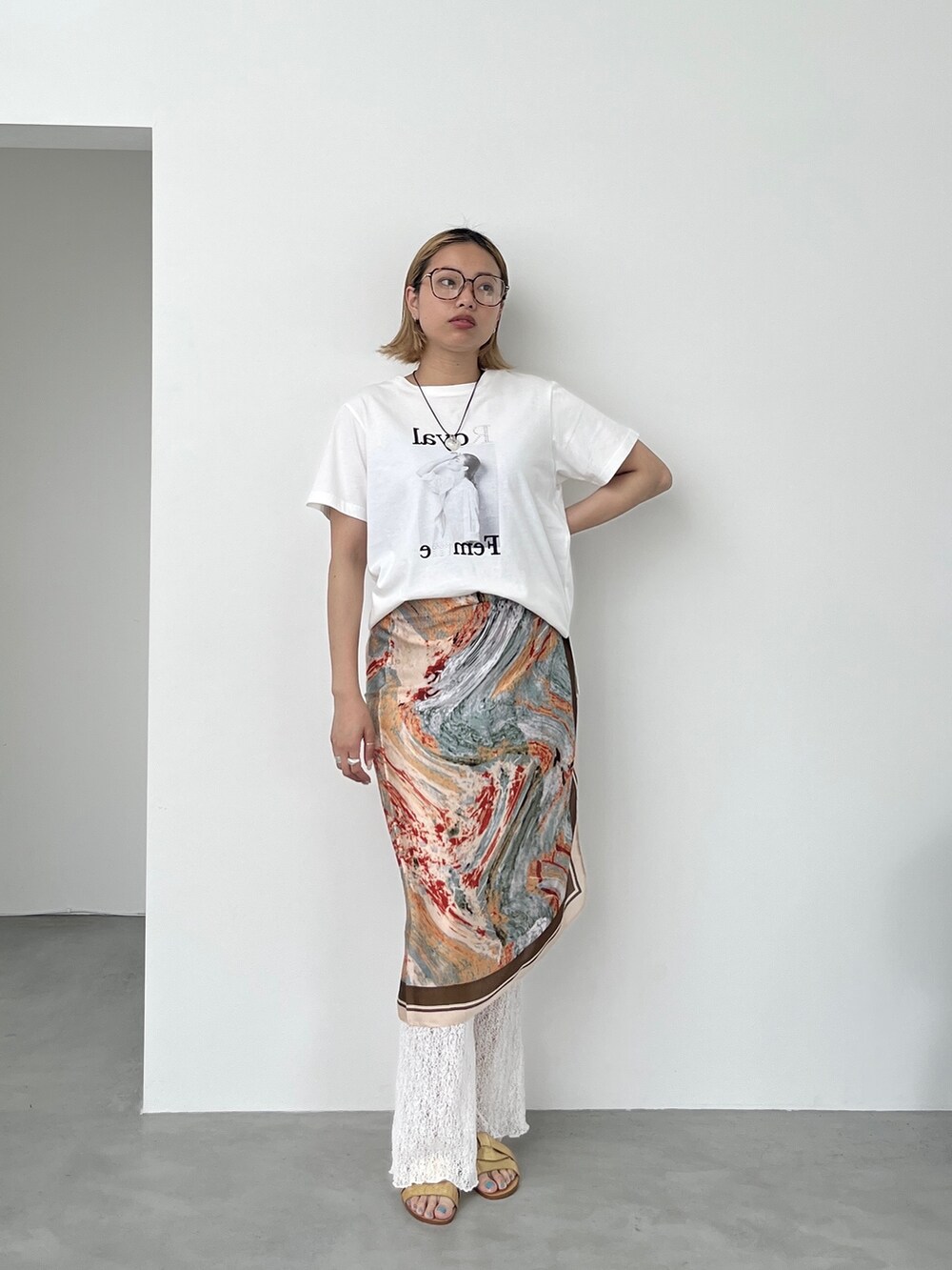 ホワイト系のTシャツ/カットソー、ホワイト系のネックレスを着用したレディースの夏コーディネートの6枚目の写真