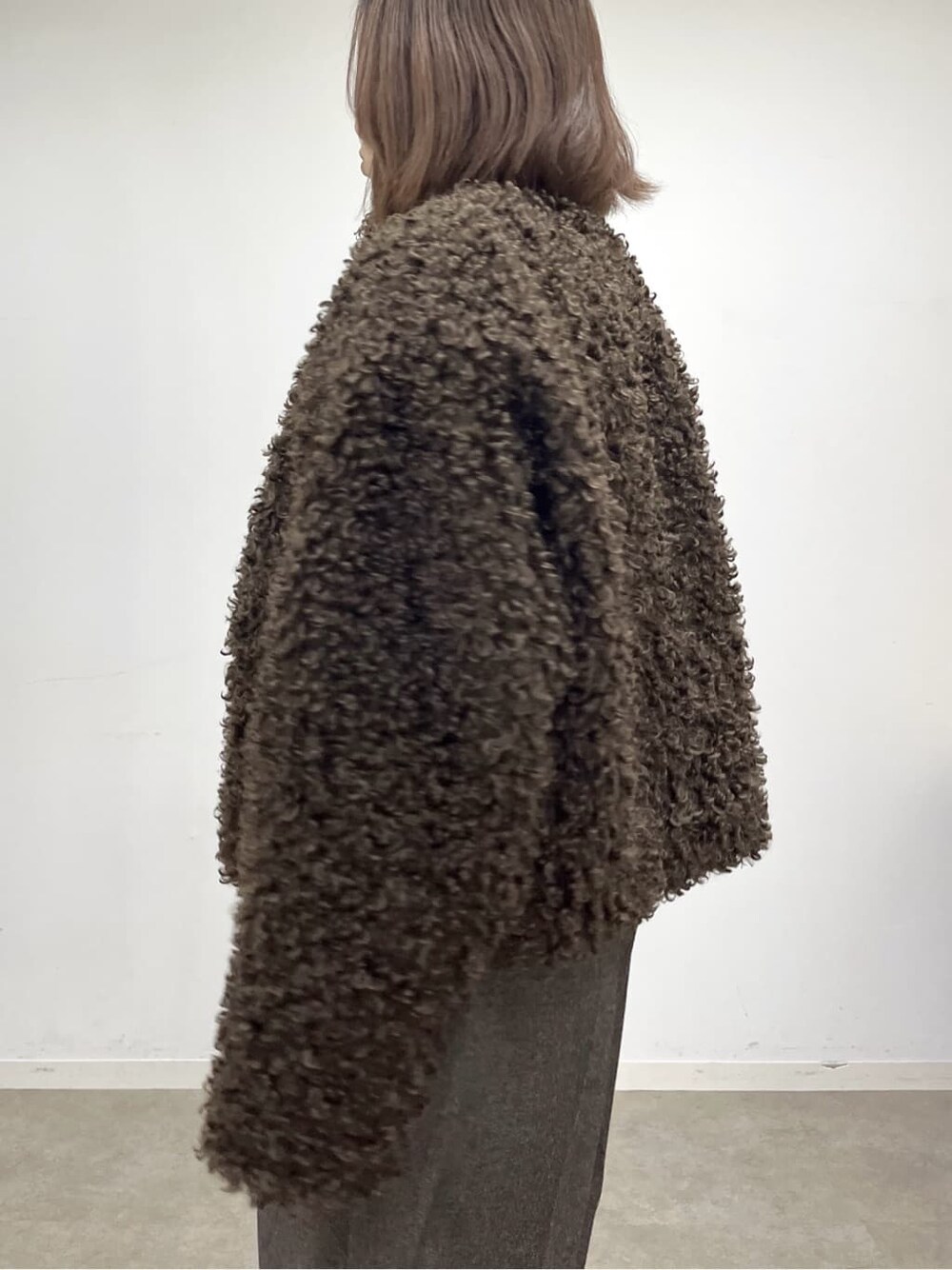 ブラウン系のブルゾン、ピンク系のニット/セーター、ブラウン系のその他パンツを着用したレディースの冬コーディネートの7枚目の写真