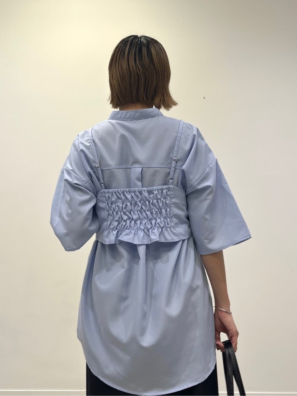ブルー系のシャツ/ブラウス、ブラック系のその他パンツ、ブラック系のハンドバッグを着用したレディースの夏コーディネートの6枚目の写真