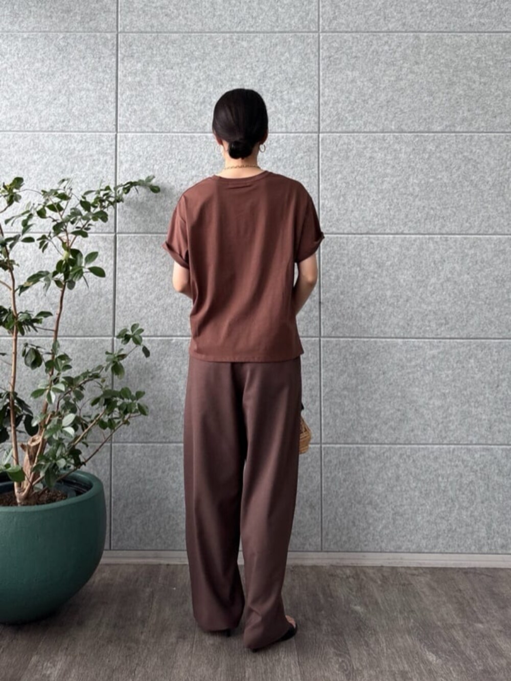 ブラウン系のその他パンツ、ブラウン系のTシャツ/カットソーを着用したレディースの夏コーディネートの2枚目の写真