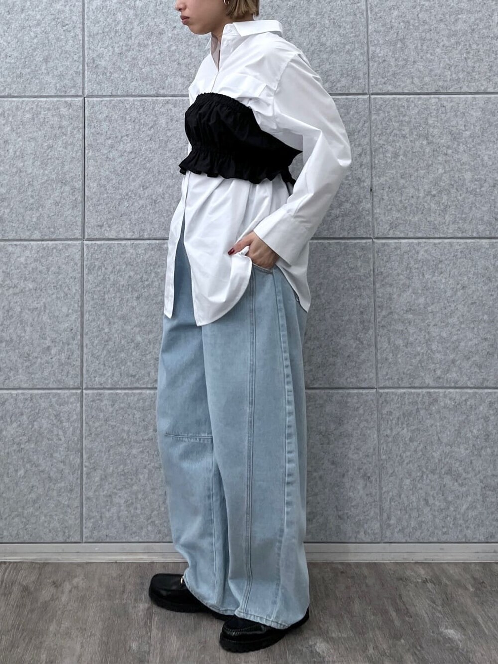 ブラック系のシャツ/ブラウス、ホワイト系のシャツ/ブラウス、ブルー系のデニムパンツを着用したレディースの春コーディネートの3枚目の写真