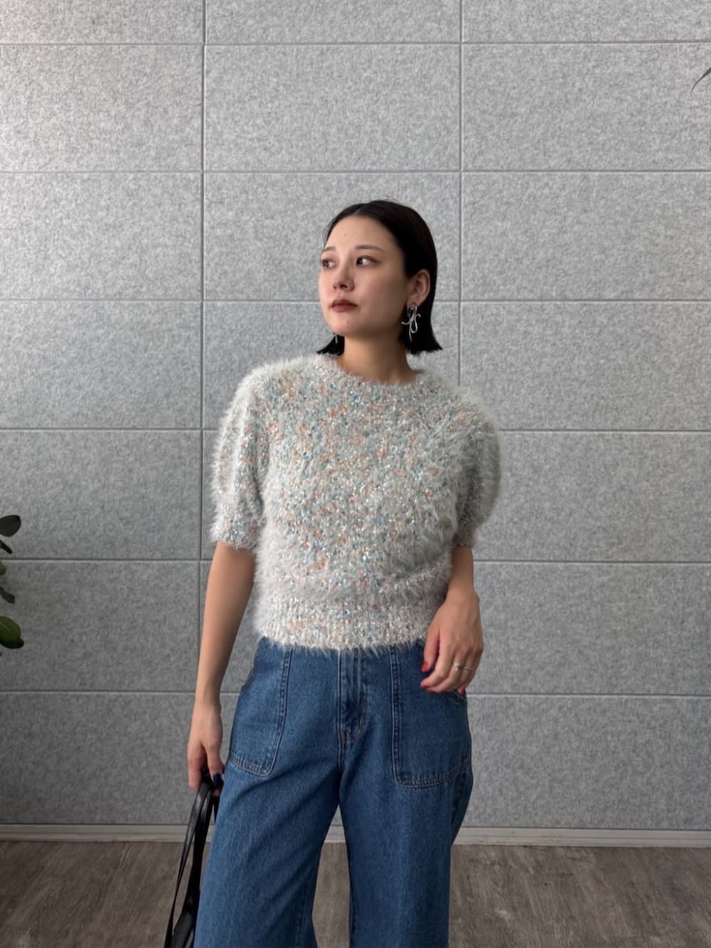 ブルー系のデニムパンツ、ホワイト系のニット/セーターを着用したレディースの夏コーディネートの4枚目の写真