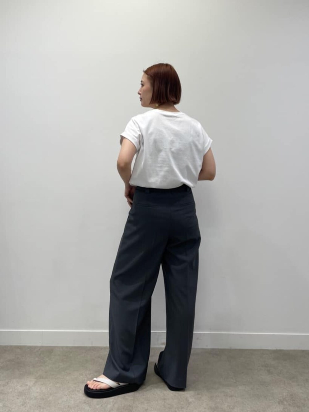 ホワイト系のTシャツ/カットソー、グレー系のその他パンツを着用したレディースの夏コーディネートの2枚目の写真