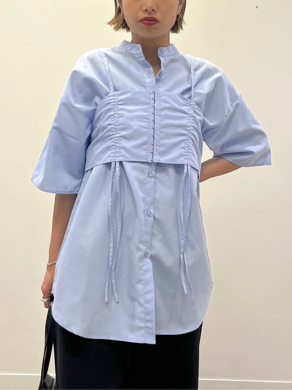 ブルー系のシャツ/ブラウス、ブラック系のその他パンツ、ブラック系のハンドバッグを着用したレディースの夏コーディネートの5枚目の写真