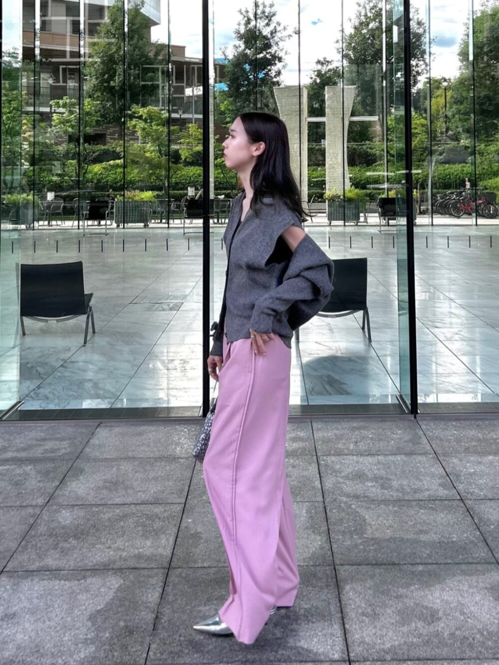 グレー系のカーディガン/ボレロ、ピンク系のその他パンツを着用したレディースの秋コーディネートの2枚目の写真