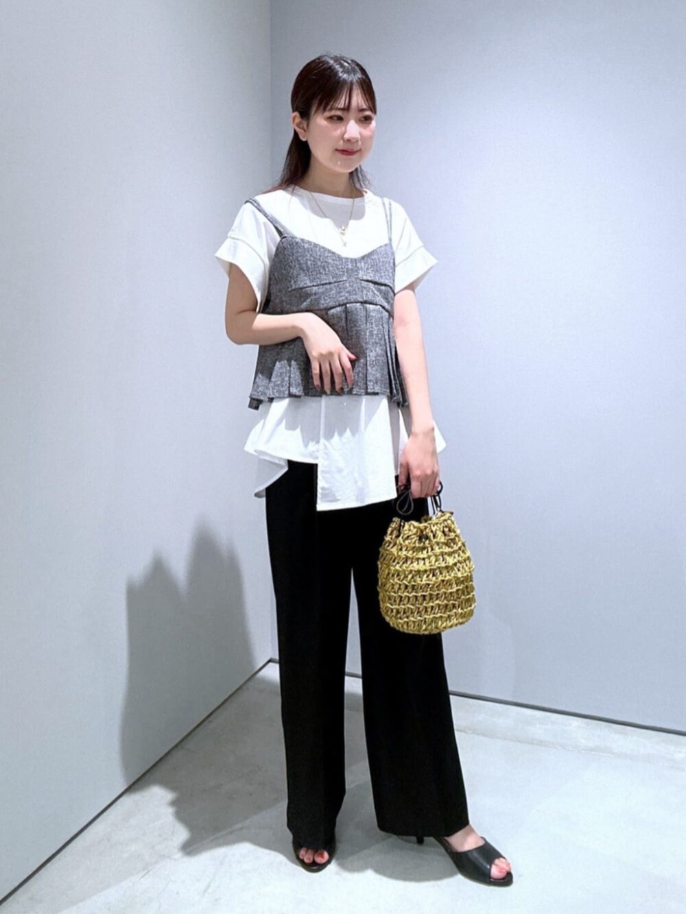 ホワイト系のTシャツ/カットソー、グレー系のタンクトップ、ブラック系のその他パンツを着用したレディースの夏コーディネートの3枚目の写真