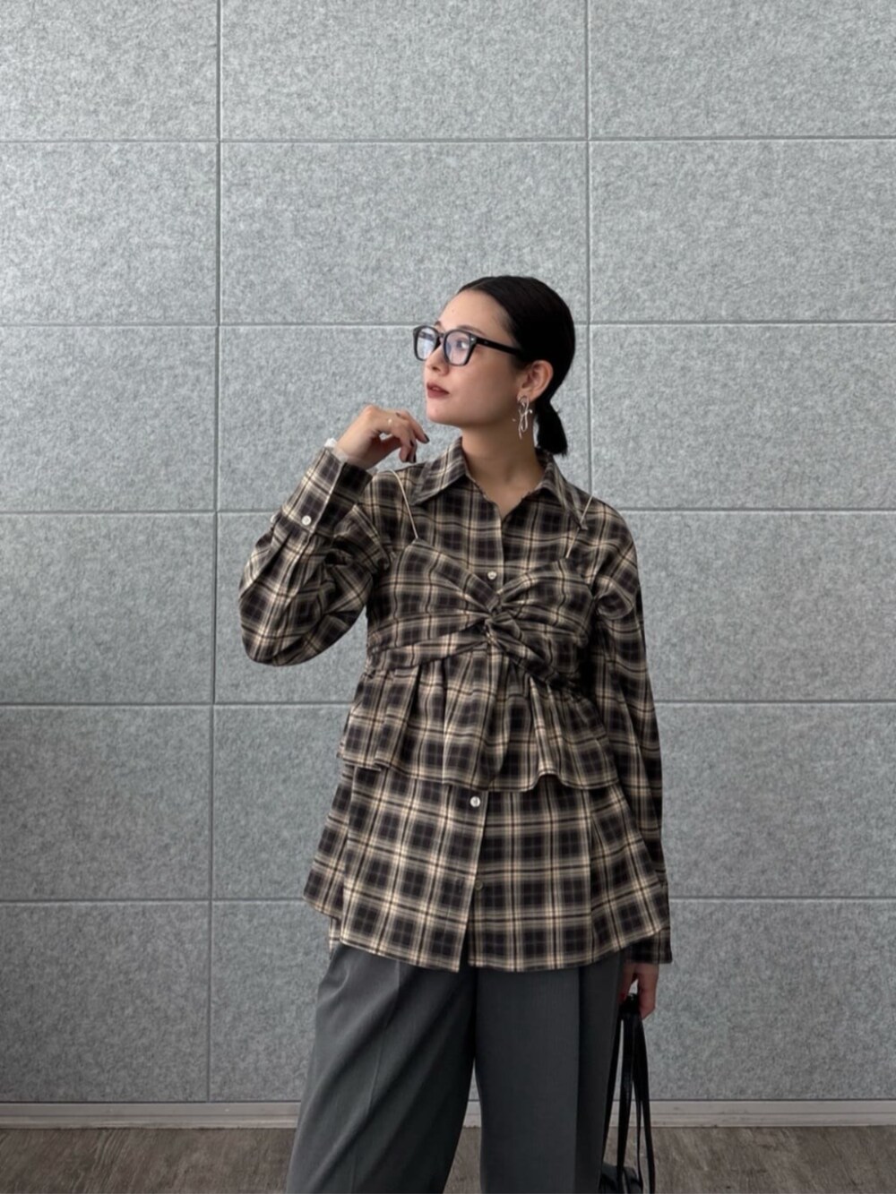 ベージュ系のタンクトップ、ベージュ系のシャツ/ブラウス、グレー系のその他パンツを着用したレディースの夏コーディネートの2枚目の写真