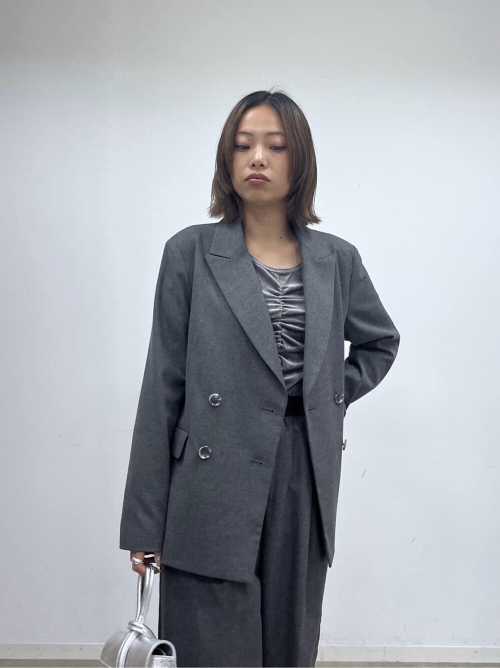 グレー系のテーラードジャケット、グレー系のTシャツ/カットソー、グレー系のその他パンツを着用したレディースの秋コーディネートの6枚目の写真