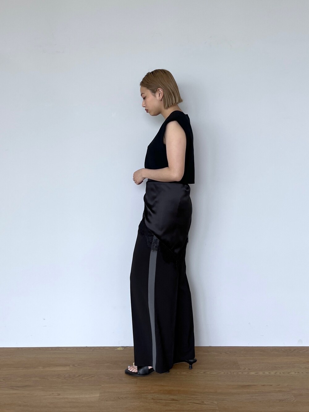 ブラック系のカーディガン/ボレロ、ブラック系のサンダル、ブラック系のその他パンツを着用したレディースの春コーディネートの2枚目の写真