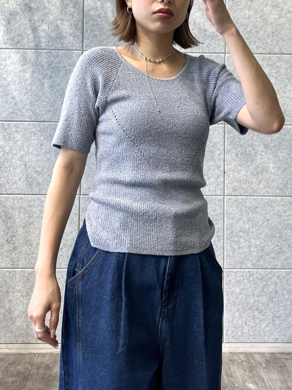 ブルー系のニット/セーター、ブルー系のデニムパンツ、ブラック系のサンダルを着用したレディースの冬コーディネートの4枚目の写真