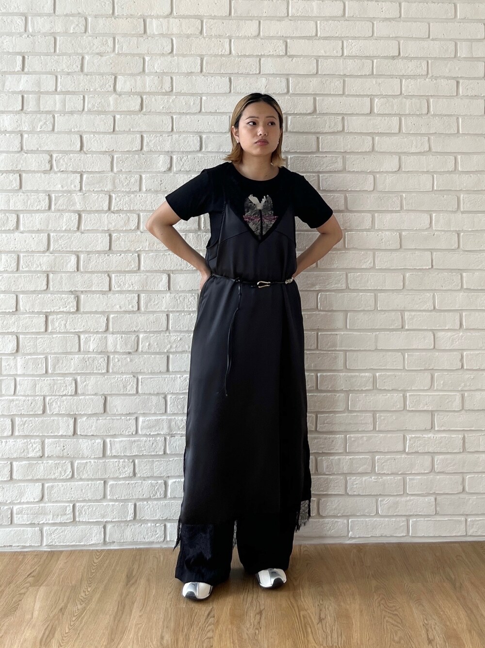 ブラック系のワンピース、ブラック系のTシャツ/カットソー、ブラック系のその他パンツを着用したレディースの夏コーディネートの2枚目の写真