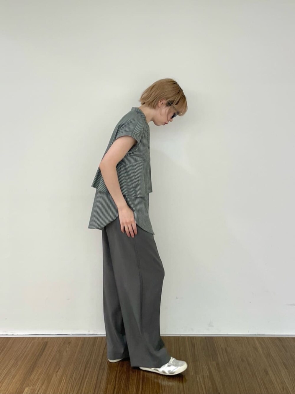 グレー系のその他パンツ、ブラック系のシャツ/ブラウスを着用したレディースの夏コーディネートの2枚目の写真