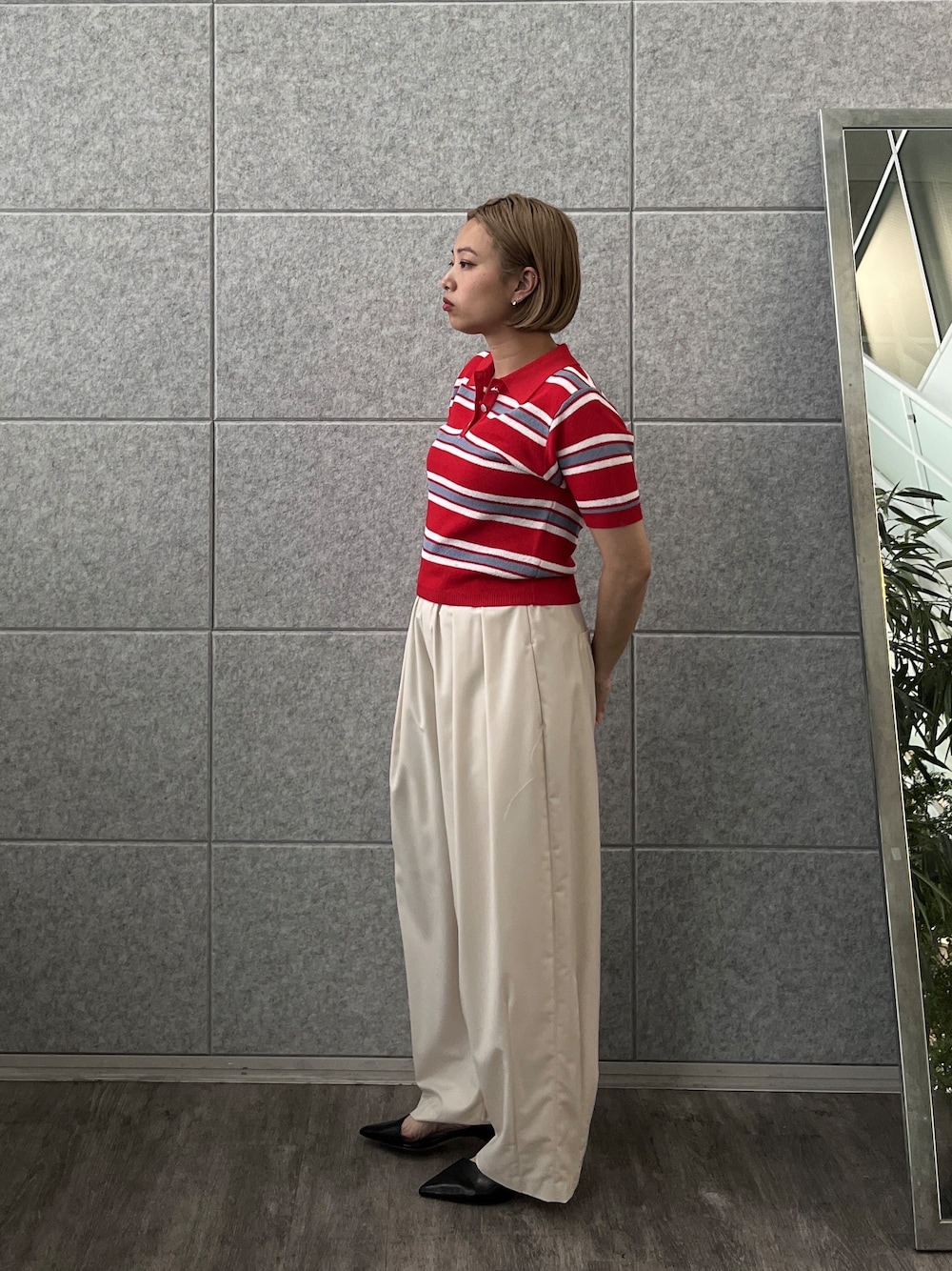 ホワイト系のその他パンツ、レッド系のニット/セーターを着用したレディースの春コーディネートの4枚目の写真